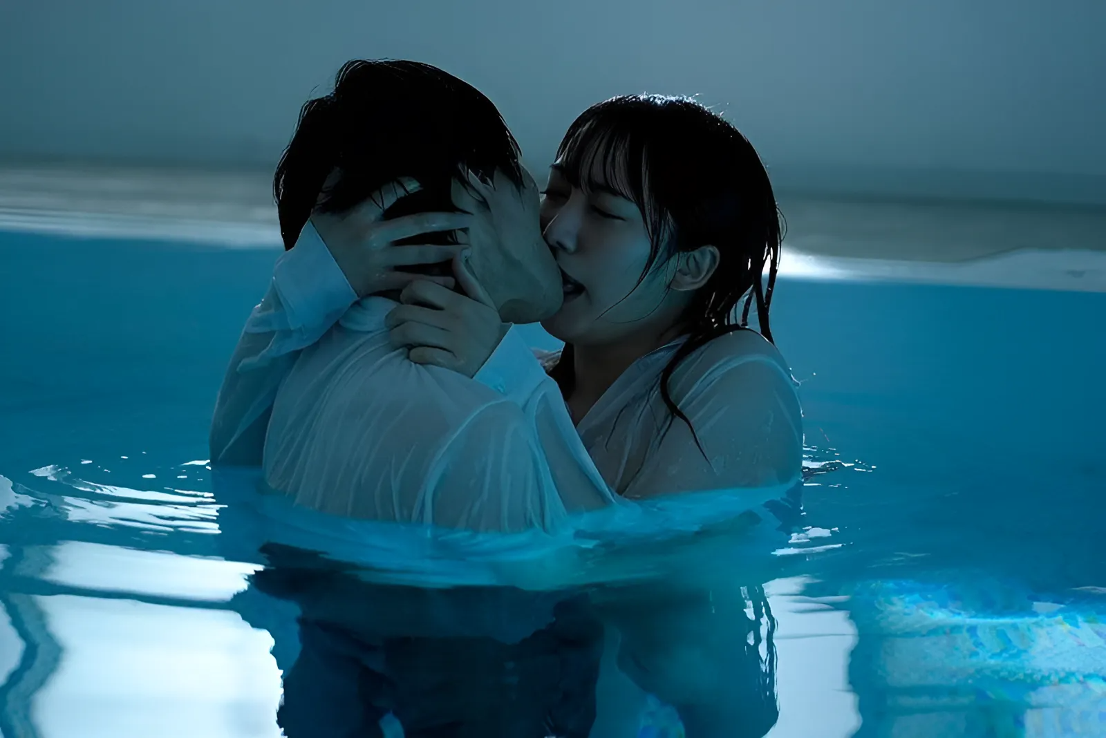 HMN-452 Stuck in the swimming room with his girlfriend