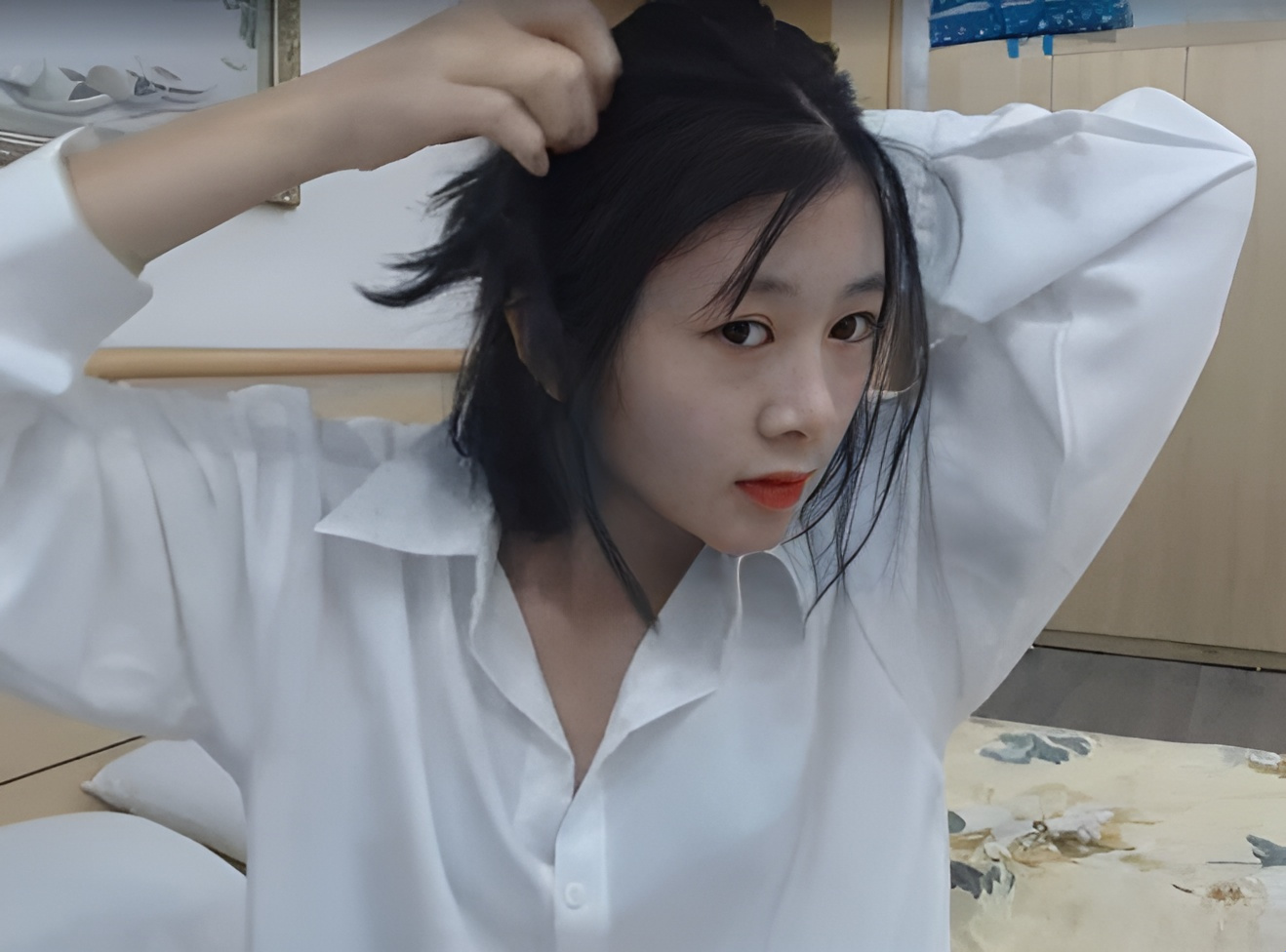 제품 자랑 연습을 하고 있는 단발머리 학생...